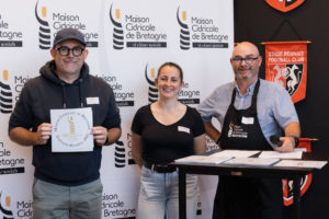 Nicolas Poirier reçoit une médaille des mains de Faustine NOEL et Laurent GUILLET